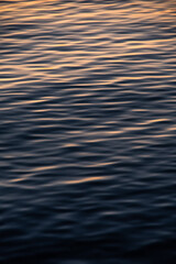 水面に穏やかに揺らめくさざ波.
