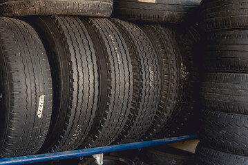 Obraz premium Secondhand used tires for sale at a vulcanizing shop.