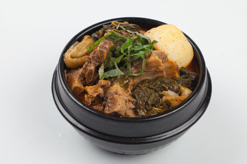 A stew boiled with spices such as potatoes, perilla seeds, green onions, and garlic in pork bones.돼지 뼈에 감자, 들깨, 파, 마늘 따위의 양념을 넣어 끓인 찌개.