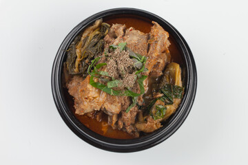 A stew boiled with spices such as potatoes, perilla seeds, green onions, and garlic in pork bones.돼지 뼈에 감자, 들깨, 파, 마늘 따위의 양념을 넣어 끓인 찌개.