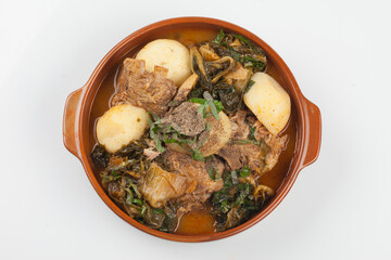 A stew boiled with spices such as potatoes, perilla seeds, green onions, and garlic in pork bones.돼지 뼈에 감자, 들깨, 파, 마늘 따위의 양념을 넣어 끓인 찌개.