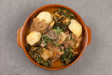 A stew boiled with spices such as potatoes, perilla seeds, green onions, and garlic in pork bones.돼지 뼈에 감자, 들깨, 파, 마늘 따위의 양념을 넣어 끓인 찌개.