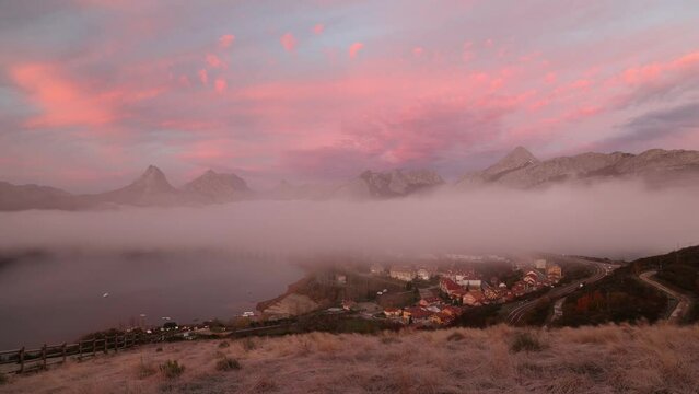 Timelapse pueblo de Ria&ntilde;o en oto&ntilde;o.