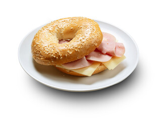 Bagel de jamón y queso con semillas sobre fondo blanco. Ham and cheese bagel with seeds on white background.