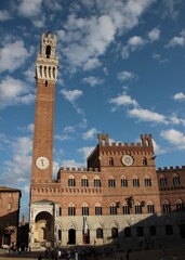 Obraz premium Italy, Tuscany, Siena: View of Mangia Tower in Campo Square.