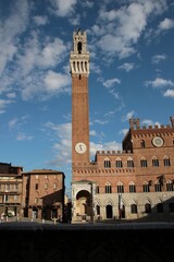 Obraz premium Italy, Tuscany, Siena: View of Mangia Tower in Campo Square.