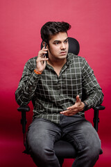 Obraz premium Boss in Heated Phone Conversation – Extreme Anguish and Stress in Corporate Conflict. Boss Dealing with a Tough Phone Call – Extreme Stress and Frustration in a High-Stakes Situation