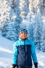 Fototapeta na wymiar woman with a backpack in a winter hike