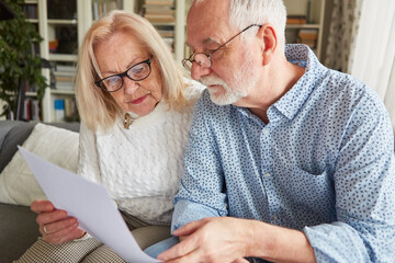 Paar Senioren liest Vertrag oder Vorsorgevollmacht