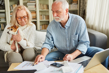 Paar Senioren bei Buchhaltung und Finanzplanung