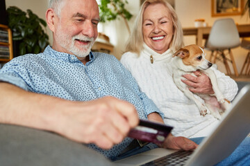 Senior hält Debitkarte zum bargeldlosen Bezahlen