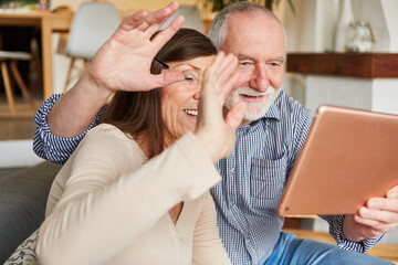 Glückliches Senioren Paar beim Videochat mit der Familie