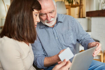 Senioren Paar am Computer beim Shopping online