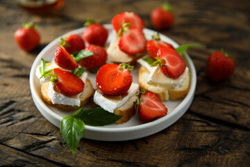 Crostini with strawberry, cheese and honey