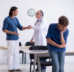 Obraz premium Young boy visiting doctor in hospital