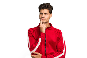 Young caucasian handsome man isolated looking sideways with doubtful and skeptical expression.