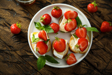 Crostini with strawberry, cheese and honey