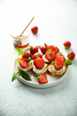 Crostini with strawberry, cheese and honey