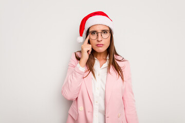 Business caucasian woman wearing a christmas hat isolated on white background pointing temple with finger, thinking, focused on a task.