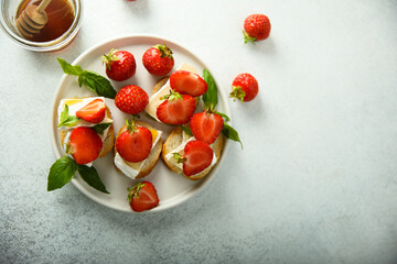 Crostini with strawberry, cheese and honey