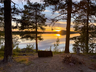 Fototapeta na wymiar Sonnenuntergang mit Solarpanel am See Norr-Svergoträsket bei Sorsele, Västerbotten, Schweden