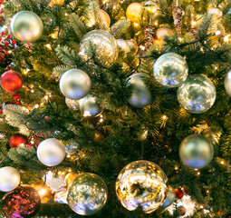 Obraz na płótnie Canvas A lot of golden Christmas balls on the Christmas tree. Festive Christmas toys. Christmas decorations. Close-up..