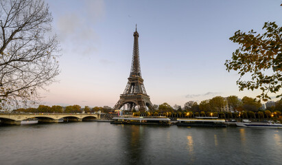 Fototapeta na wymiar Torre Eiffel Parigi