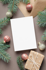 Blank greeting card mockup with christmas gift box