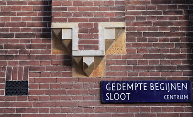 Obraz premium Amsterdam Gedempte Begijnensloot Street Sign on a Decorated Brick Wall, Netherlands