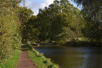 Fototapeta na wymiar a view of the stourbridge canal to the stewponey for the tow path