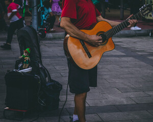Obraz na płótnie Canvas person playing guitar