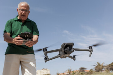 anziano i si diverte con un drone in aperto spazio cittadino 