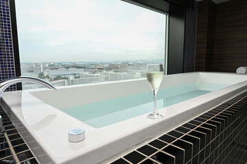 Fototapeta premium モダンなバスルームとシャンパングラス modern bathtub and a champagne glass