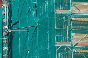 Baustelle, Baugerüst, Altbau, Giebelhaus, Grüne Abdeckplane, Sanierung, Renovierung, Deutschland,...