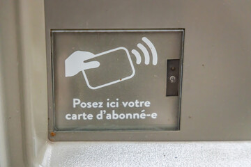 "place your membership card here" french sign on a Vélib rental station in Issy-les-Moulineaux, France