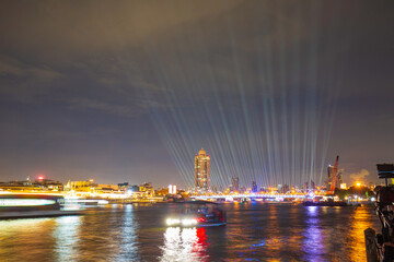 Naklejka premium Phra Phuttha Yodfa Bridge or Memorial Bridge light up with fireworks event show. ‘Vijit Chao Phraya’ lighting extravaganza with firework