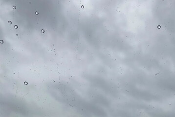 撥水加工を施した車のガラス