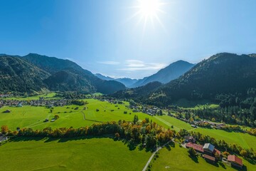 Obraz premium Herbstlich sonniges Ostrachtal bei Bad Hindelang im Oberallgäu