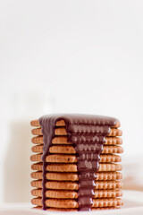 Torre de galletas cubierta de chocolate