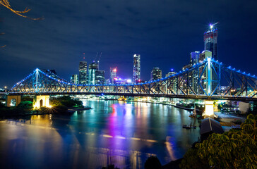 The 'Storey Bridge' spanning the River Brisbane with cityscape illuminated at night  - obrazy, fototapety, plakaty