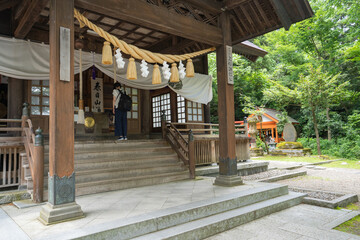 Fototapeta na wymiar 春日山神社で手を合わせる参拝者