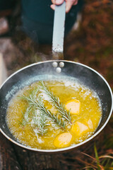 A sprig of rosemary and the garlic cloves are roasted with butter in the pan. One of the most common operations in Mediterranean cuisine.