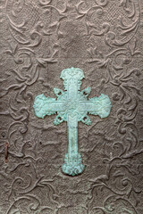 Krzyż na bramie hiszpańskiego kościoła  - obrazy, fototapety, plakaty