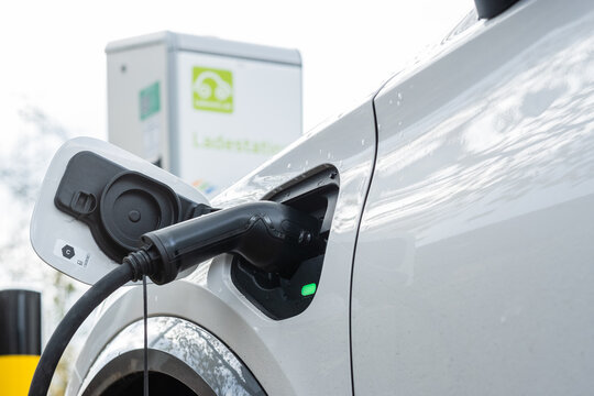 Ein Auto wird an einer &ouml;ffentlichen Ladestation aufgeladen