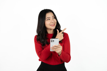 Naklejka premium Surprise asian beautiful woman using smartphone isolated on white background.