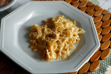 macaroni and cheese pasta dish