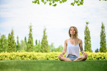 Obraz na płótnie Canvas Girl practice yoga meditation outdoor in park