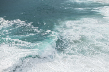 Naklejka premium Big waves on the ocean
