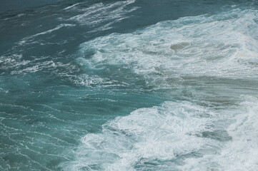 Fototapeta na wymiar Big waves on the ocean
