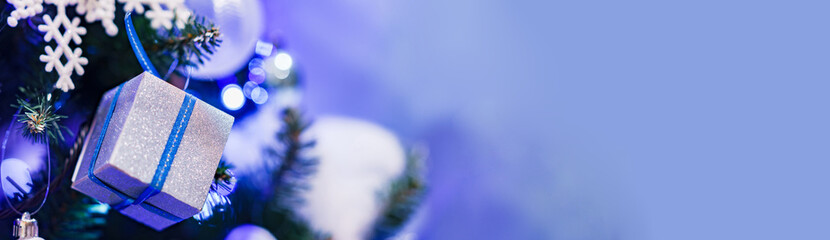 クリスマス の 飾付け の クリスマスツリー と イルミネーション 【 年末 の イメージ 】 - obrazy, fototapety, plakaty
